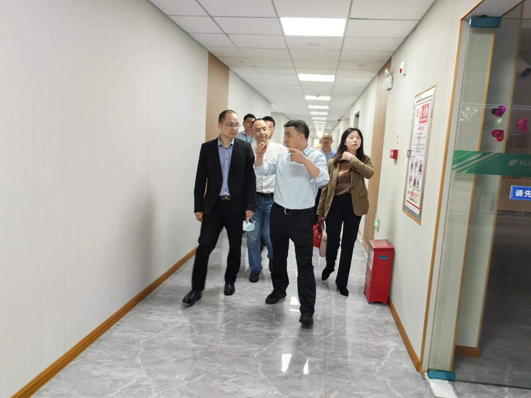 節后慰問(wèn)暖人心 | 九洲集團黨委書(shū)記、董事長(cháng)楊保平一行慰問(wèn)依頓電子全體員工 